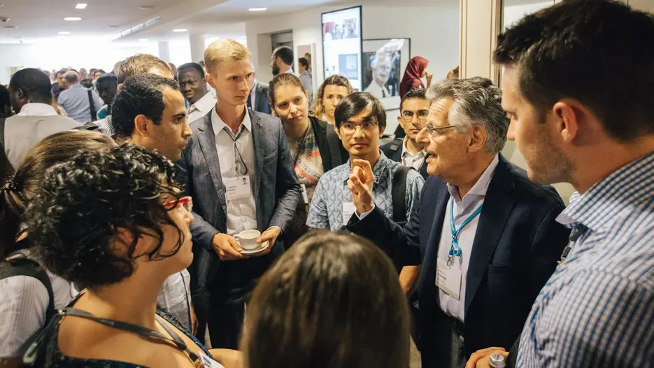 The annual international "Lindau Nobel Laureate Meetings" at Lake Constance provide an opportunity for informal and direct exchange with Nobel Laureates - shown here with Nobel Laureate in Economics Myron S. Scholes. 