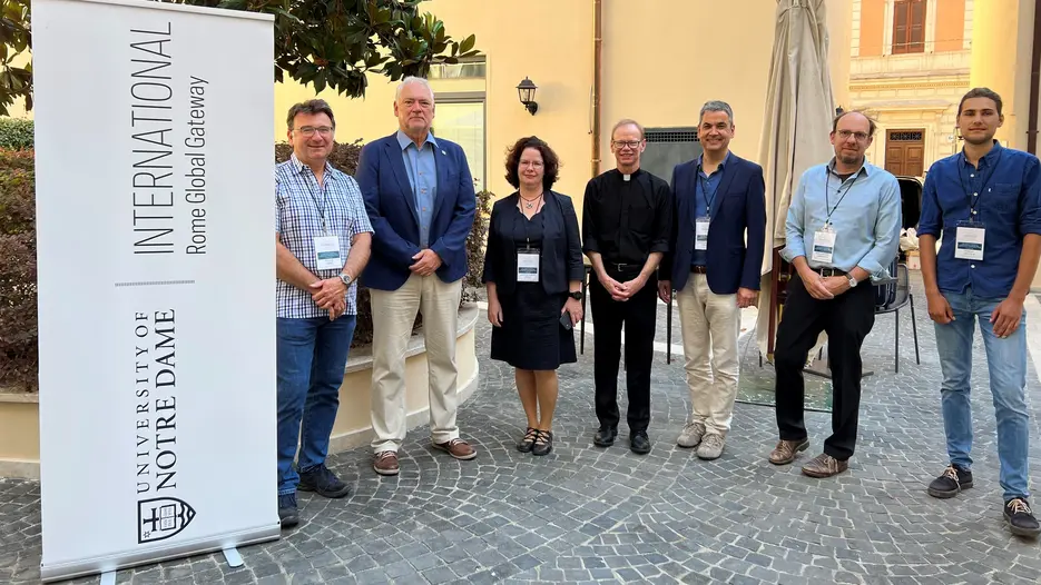 Dr. Frank Zirkl, Prof. Dr. Bernd Cyffka, Prof. Dr. Anne-Kathrin Lindau, P. Robert Dowd (Vizepräsident der University of Notre Dame), KU-Vizepräsident Prof. Dr. Klaus Stüwe, Prof. Dr. Hans-Martin Zademach und der Student Fabien Arnold (v.l.) bei der Auftakttagung des „Consortium of Catholic Universities“ in Rom. 
