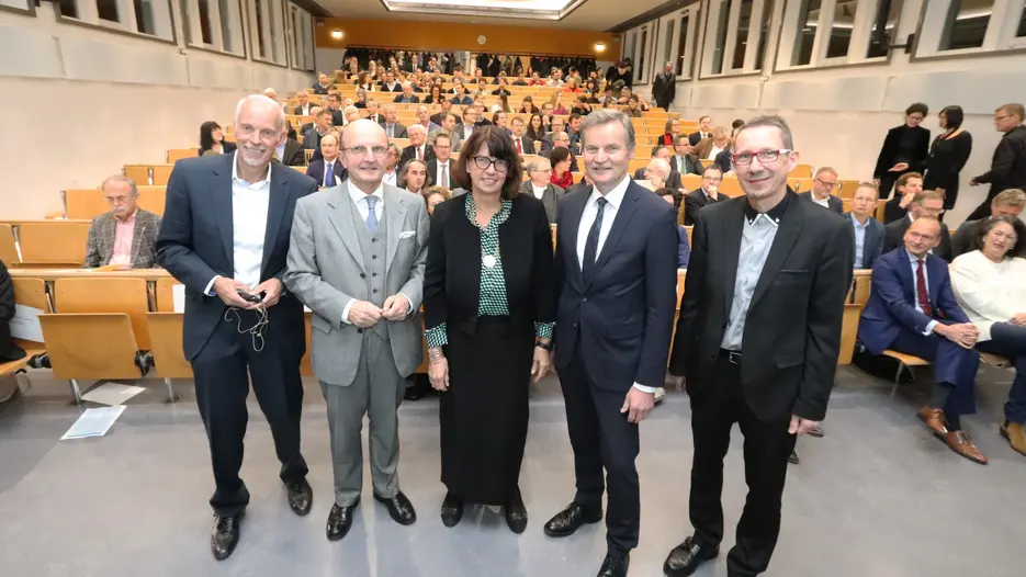 (v.l.) Festredner Dr. Hans-Georg Häusel, Prof. Dr. Felix Tropschuh (Vorsitzender des Förderkreises der WFI), KU-Präsidentin Prof. Dr. Gabriele Gien, Bürgermeister Albert Wittmann sowie Dekan Prof. Dr. Anton Burger.