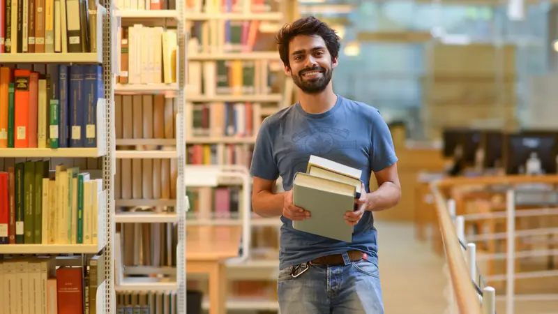 Studierender in Bibliothek