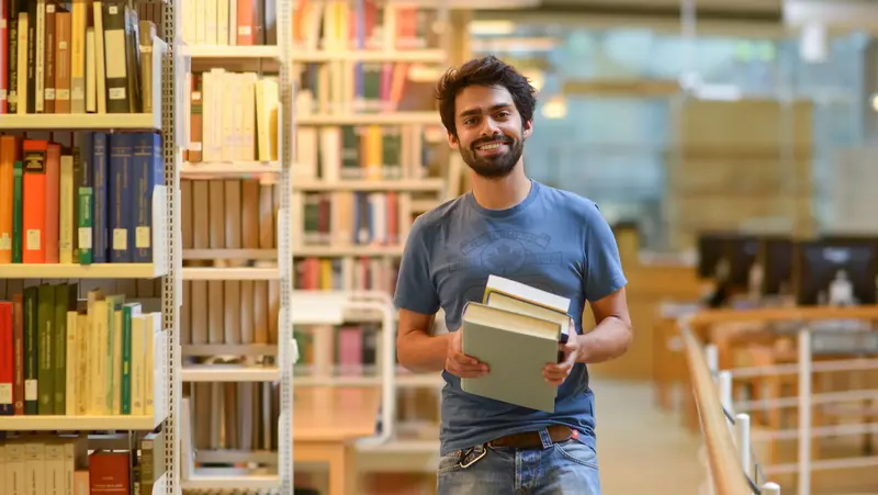 Studierender in Bibliothek