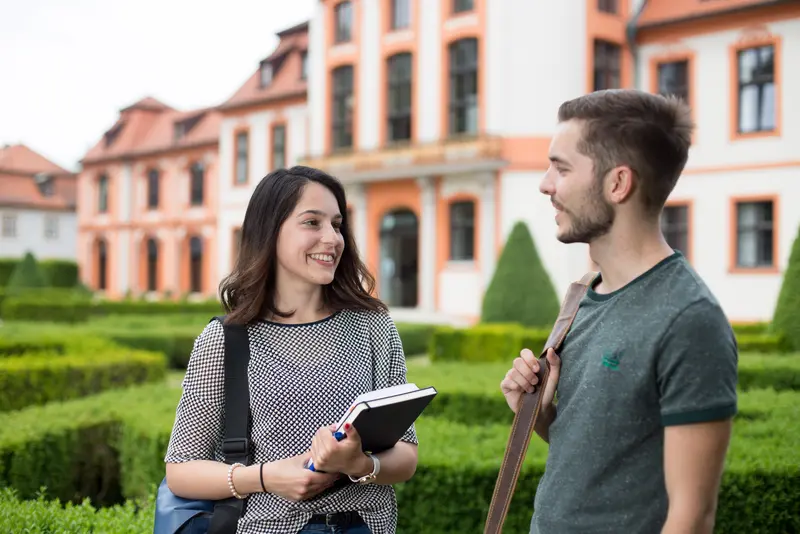 Studierende vor der Sommerresidenz