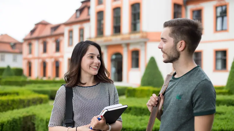 Studierende vor der Sommerresidenz