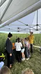 Sch&uuml;lerinnen und Sch&uuml;ler zweier dritter Klassen zu Gast beim Projekt "Regen trifft Torf" im Donaumoos
