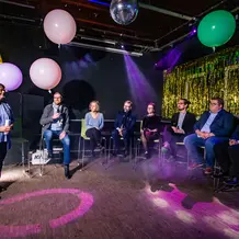 (v.l.) Moderatorin Simone Rieger vom Zentrum für Forschungsförderung führte durch den Abend in der Wissensarena, bei der Prof. Dr. Daniel Mark Eberhard, Prof. Dr. Miriam Lay Brander, Prof. Dr. Rainer Wenrich, Jun. Prof. Dr. Nadin Burkhardt, Gerhard Schönhofer, Joachim Braun und Philipp Köhner Rede und Antwort standen.
