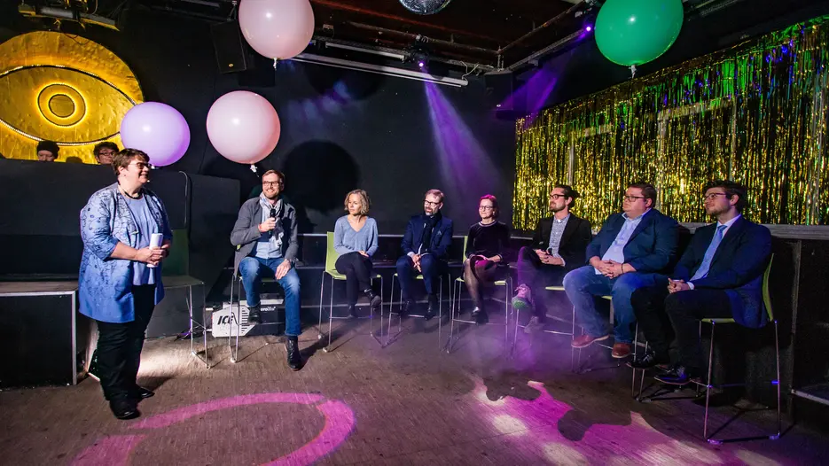 (v.l.) Moderatorin Simone Rieger vom Zentrum für Forschungsförderung führte durch den Abend in der Wissensarena, bei der Prof. Dr. Daniel Mark Eberhard, Prof. Dr. Miriam Lay Brander, Prof. Dr. Rainer Wenrich, Jun. Prof. Dr. Nadin Burkhardt, Gerhard Schönhofer, Joachim Braun und Philipp Köhner Rede und Antwort standen.