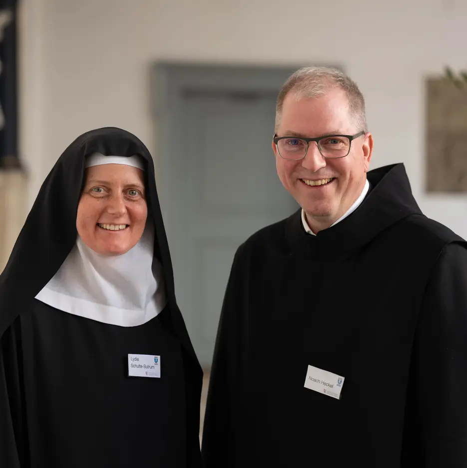 Sr. Lic. iur. can. Lydia Schulte-Sutrum OSB und Prof. DDr. Noach Heckel OSB