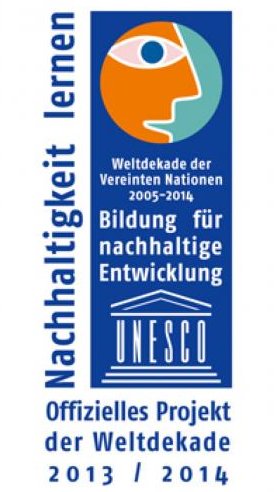 Logo der Weltdekade aus dem Jahr 2013/ 2014. Es handelt sich um ein offizielles Projekt für BNE der UNESCO. Groß zu sehen ist der Satz "Nachhaltigkeit lernen".