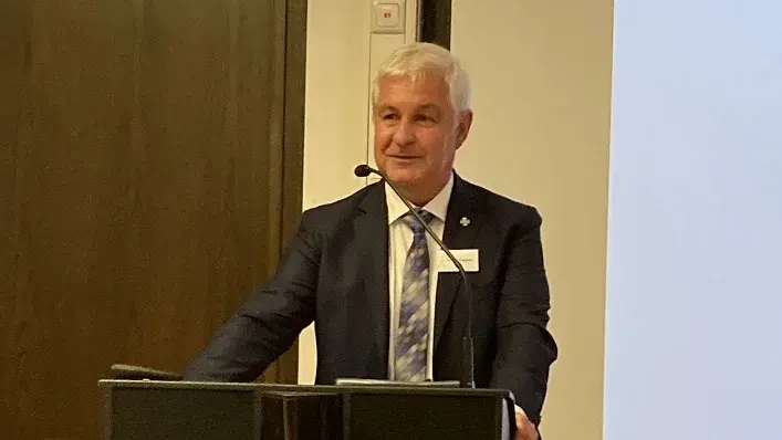 Prof. Dr. Rudolf K. Weigand steht hinter dem Rednerpult