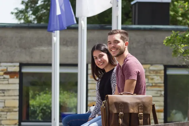 [Translate to Englisch:] Studierende am Eingang der KU