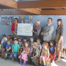 Die Leitung des Kindergartens St. Augustin und die Ministerin bei der Preisverleihung