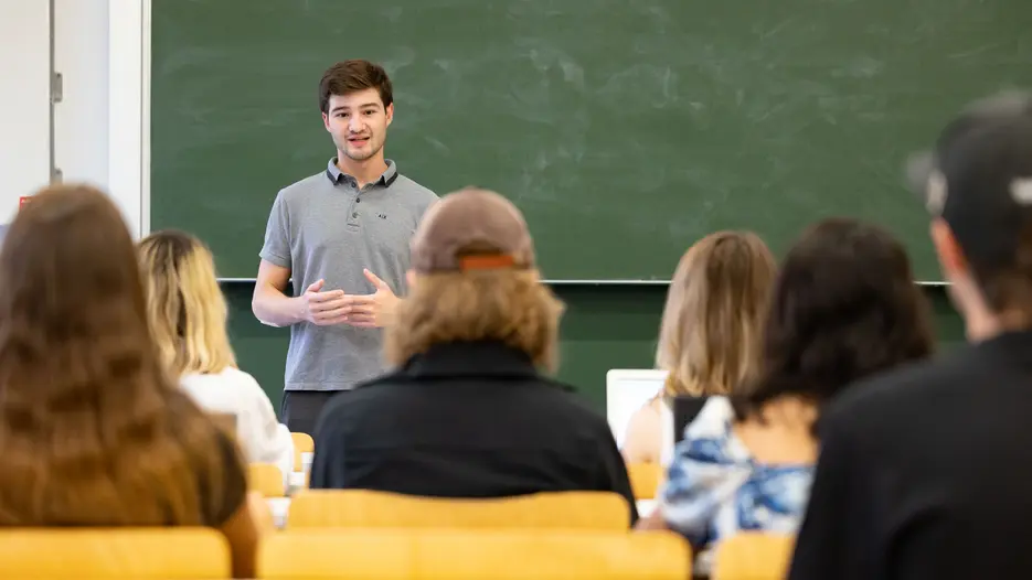 Studierender hält ein Referat