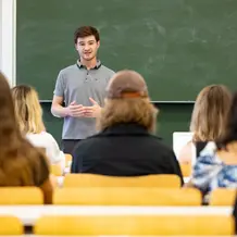 Studierender hält ein Referat