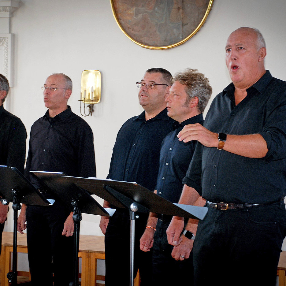 Led by opera singer Laurence Gien (right in picture), the a-capella ensemble “Merry Gentlemen” gave a charity concert at the KU in favor of JWL that also included a cycle of English songs along with German works from the period of Romanticism. (Photo: Gien)