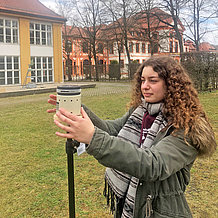 Geographiestudentin Annika Rippert misst die Pollenbelastung im Hof-garten mithilfe von mobilen Pollenfallen