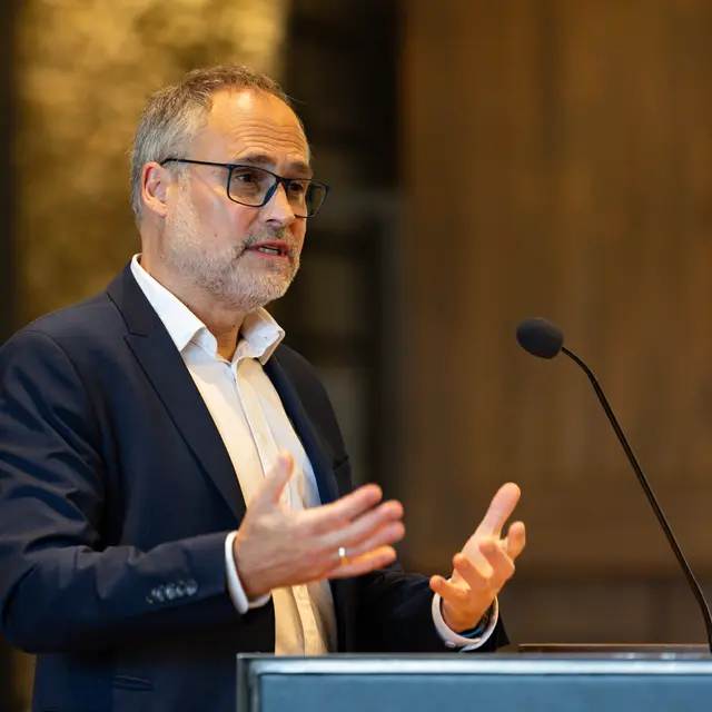 Vizepräsident Meier heißt die Studierenden willkommen