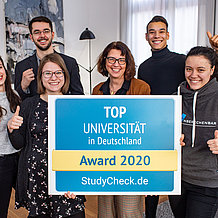 KU President Prof. Dr. Gabriele Gien and members of the Student Representatives Council proudly present the “Top University 2020” award for the Catholic University of Eichstätt-Ingolstadt.
