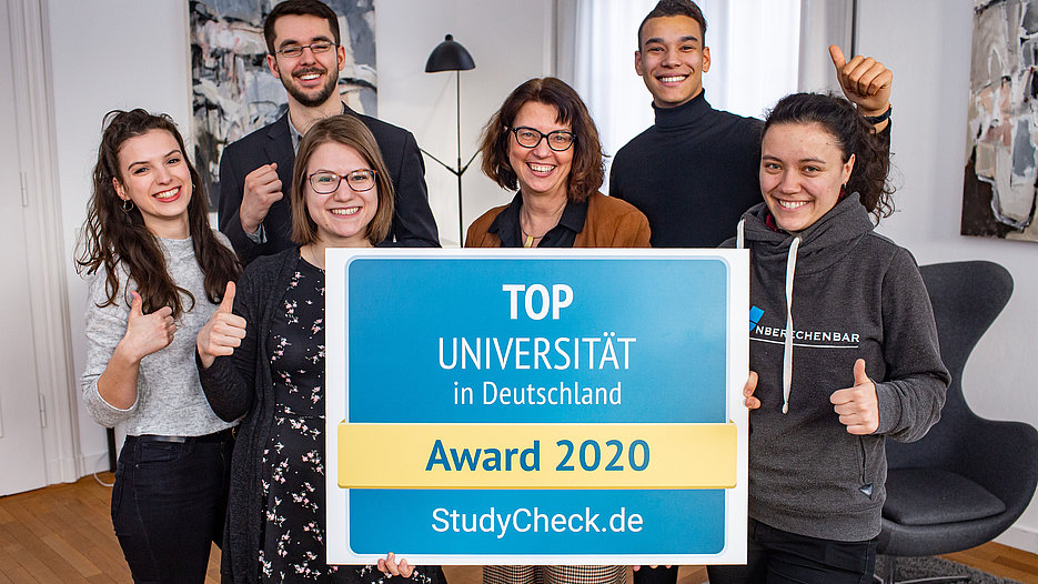 KU President Prof. Dr. Gabriele Gien and members of the Student Representatives Council proudly present the “Top University 2020” award for the Catholic University of Eichstätt-Ingolstadt.