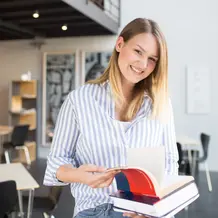 Studentin in Bibliothek