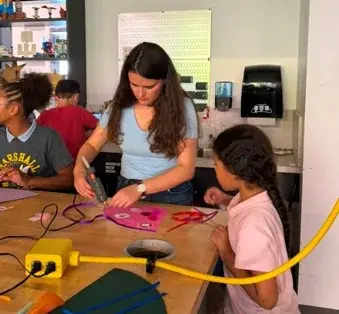 Gemeinsames Basteln von Zuckertüten mit Schulkindern. 