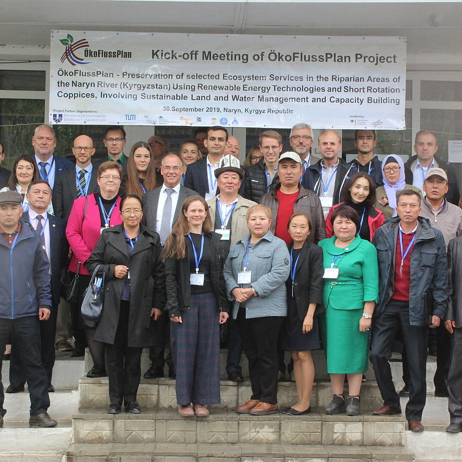Partners of the “ÖkoFlussPlan” research project, which is led by the Floodplain Institute of the KU, have met in the Kyrgyz city of Naryn in order to develop perspectives for the use of the fragile riparian forests of Kyrgyzstan. (Photo: Federal Ministry of Education and Research)