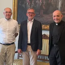 Stiftungsratsvorsitzender Prof. Dr. Beer und Stiftungsvorstand Dr. Molitor mit Pater Bechina