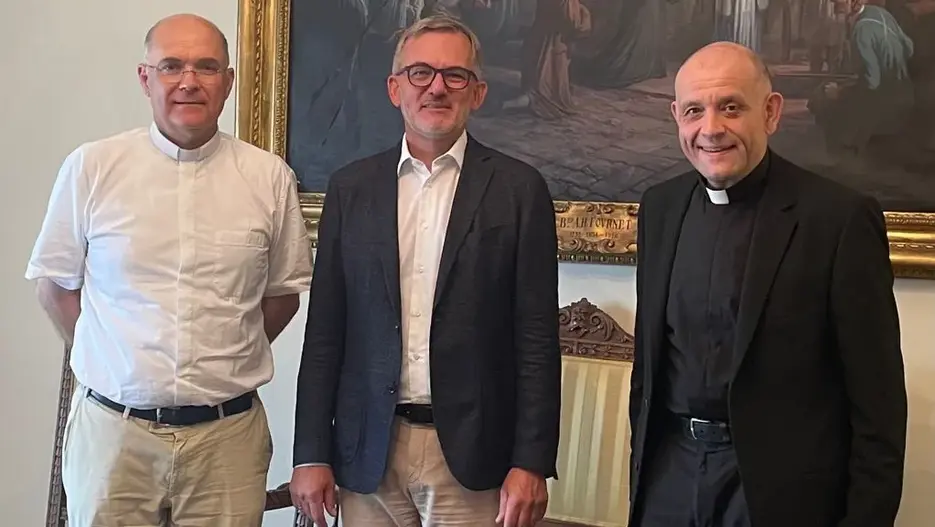 Stiftungsratsvorsitzender Prof. Dr. Beer und Stiftungsvorstand Dr. Molitor mit Pater Bechina