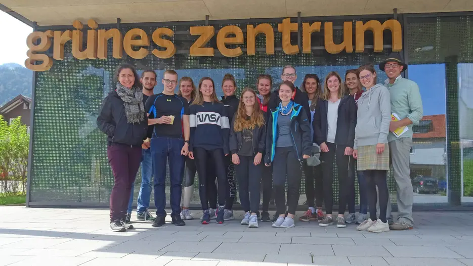 Auf ihrem Weg durch die Bodensee-Region besuchte die Exkursionsgruppe unter anderem auch das Grüne Zentrum in Immenstadt für ein Gespräch mit der Geschäftsführung der Regionalentwicklung Oberallgäu. (Foto: Brenner)