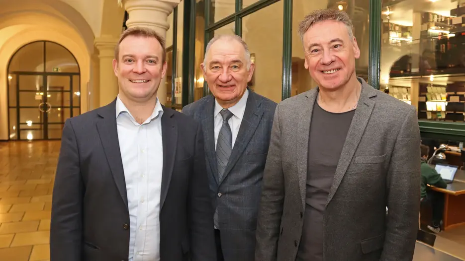 (v.l.) Die Liturgiewissenschaftler Prof. Dr. Florian Kluger, Prof. Dr. Winfried Haunerland und Prof. Dr. Jürgen Bärsch untersuchen die Auswirkungen der Liturgiereform auf Riten und Feiern von Ordensgemeinschaften im deutschen Sprachraum. (Foto: Schulte Strathaus/upd)