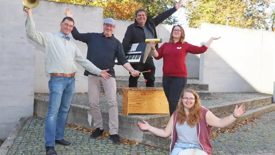 Freude an der Musik vermitteln wollen (v.l.) Dominik Harrer (Musiklehrer am Gabrieli Gymnasium), Jörg Edelmann (Dozent an der Professur für Musikpädagogik der KU), Karl Grienberger (Musiklehrer an der Mittelschule Schottenau) sowie die beiden Studentinnen Linda Breit und Denise Pirkl mit dem Projekt „Orff goes Pop“. Insbesondere möchten sie Musikinteressierte über Altersgrenzen hinweg zusammenbringen. (Foto: Schulte Strathaus/upd)