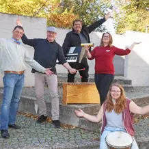 Freude an der Musik vermitteln wollen (v.l.) Dominik Harrer (Musiklehrer am Gabrieli Gymnasium), Jörg Edelmann (Dozent an der Professur für Musikpädagogik der KU), Karl Grienberger (Musiklehrer an der Mittelschule Schottenau) sowie die beiden Studentinnen Linda Breit und Denise Pirkl mit dem Projekt „Orff goes Pop“. Insbesondere möchten sie Musikinteressierte über Altersgrenzen hinweg zusammenbringen. (Foto: Schulte Strathaus/upd)