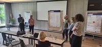 Die Teams der Karlstad Universitet (Schweden) und des NLA University Colleges Bergen (Norwegen) schildern, wie die AI-Tools und Trainingsmodule in Bildungseinrichtungen eingebettet werden sollen.