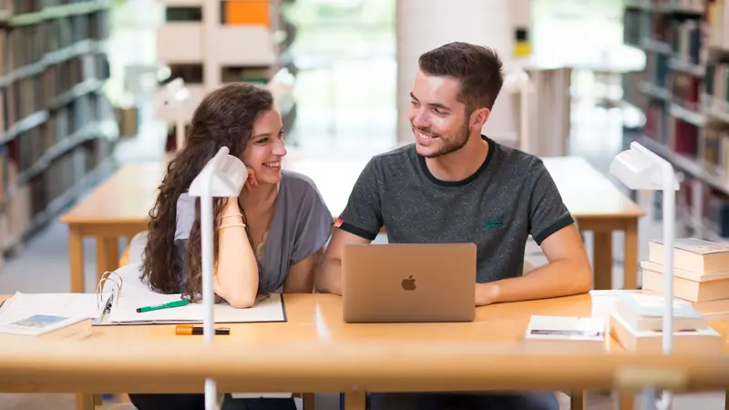 Studierende in Zentralbibliothek