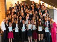 Die Absolventinnen und Absolventen der Masterprogramme.