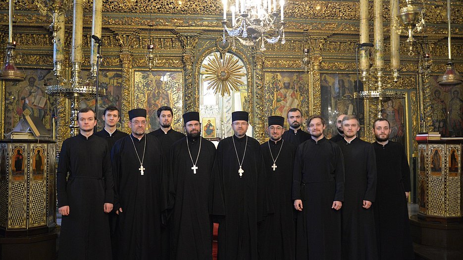 Die Seminaristen des Collegium Orientale Eichstätt in der Istanbuler St.-Georgs-Kathedrale des Ökumenischen Patriarchats. (Foto: Grigol Tchezhia)