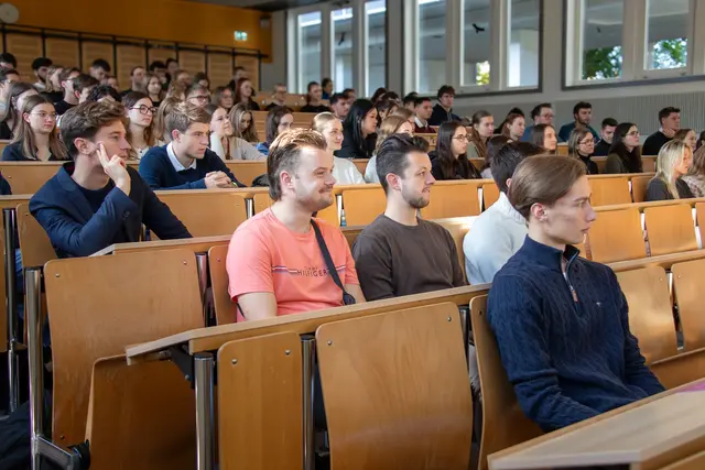 Studierende bei der Erstsemesterbegrüßung in Ingolstadt