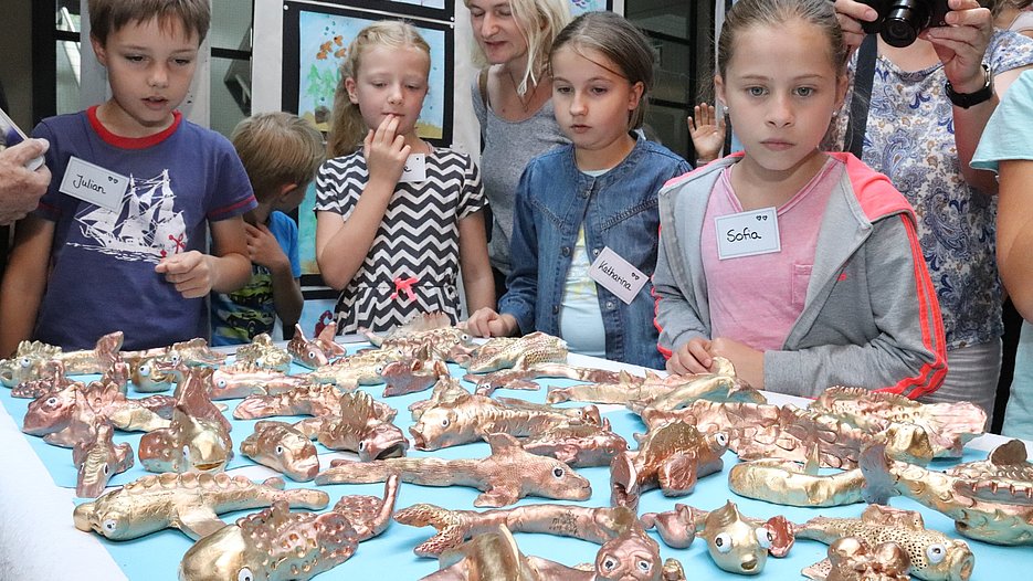 Ein ganzer Schwarm an Goldfischen entstand binnen weniger Vormittage bei der Kinderakademie. (Fotos: Schulte Strathaus)
