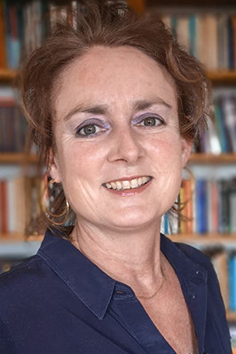 Prof. Dr. Karin Scherschel hat den Lehrstuhl für Flucht- und Migrationsforschung inne und leitet das Zentrum Flucht und Migration der KU. Zu den Forschungsinteressen der Soziologin gehören unter anderem Fragen von Teilhabe, soziale Ungleichheit sowie Migration, Asyl und Flucht. 