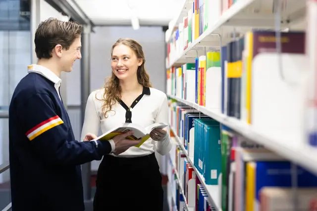 Studierende in der Bibliothek