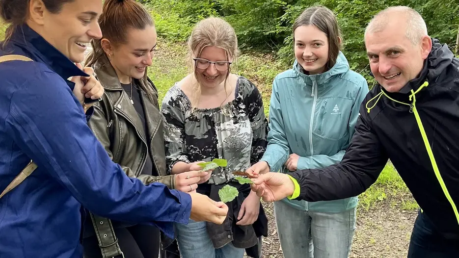Gruppenbild Studierende und Dozierende im Wald