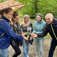 Gruppenbild Studierende und Dozierende im Wald