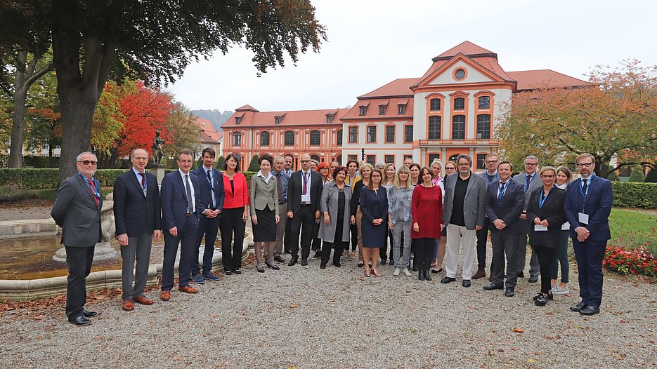 Die Teilnehmerinnen und Teilnehmer der deutsch-österreichischen Konferenz tauschten sich an der KU über die Perspektiven katholischer Schulen im 21. Jahrhundert aus. (Foto: Schulte Strathaus/upd)