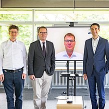 (from left) Prof. Dr. Felix Voigtlaender, business consultant Prof. Dr. Georg Rosenfeld, MIDS spokesman Prof. Dr. Götz Pfander (participating online from the US), Vice President Prof. Dr. Jens Hogreve and Prof. Dr. Marcel Oliver at the press conference to introduce the new institute.