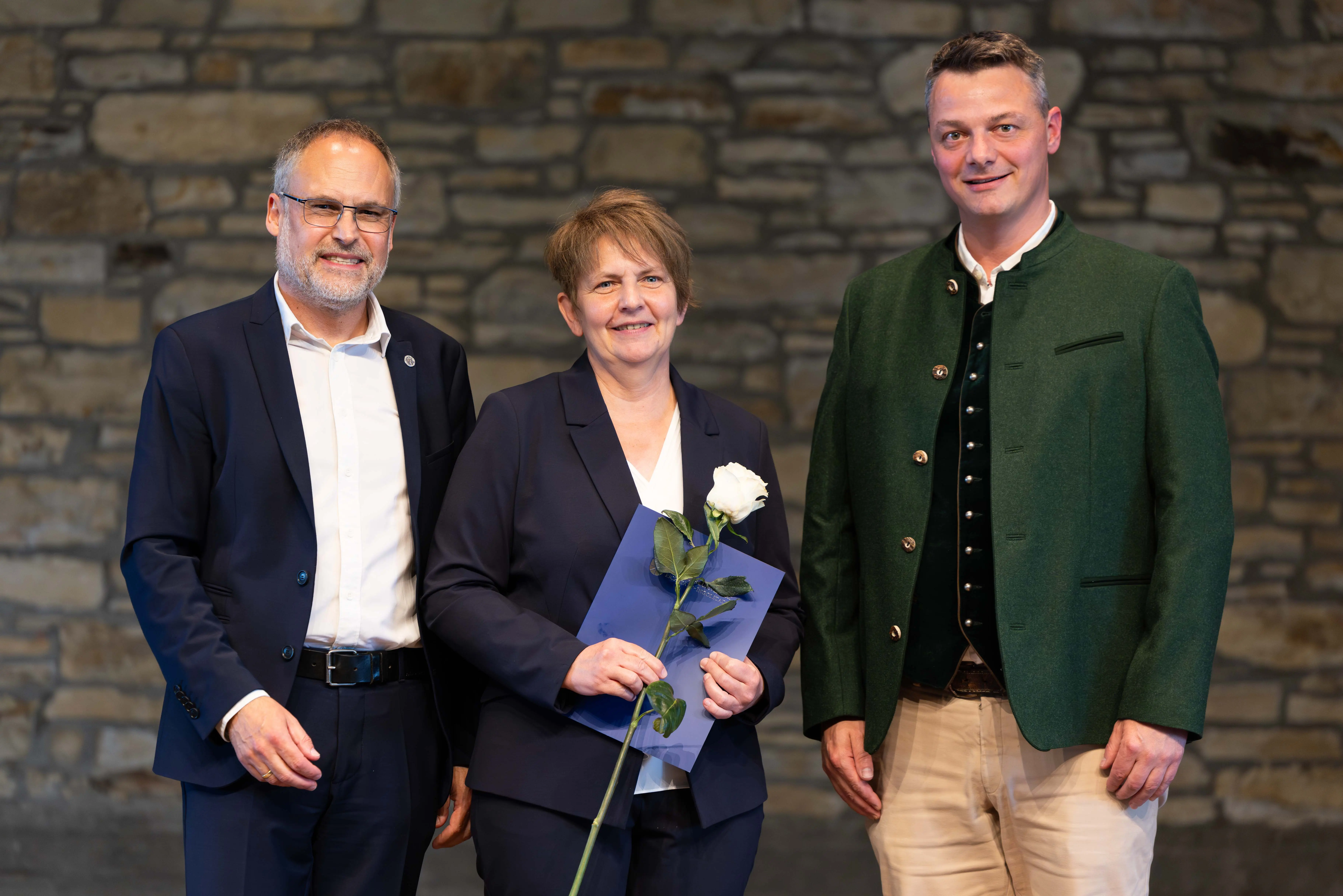 Unsere wissenschaftliche Mitarbeiterin Heidi Maier mit Laudator Klaus Meier, Vizepräsident der KU, und Brauerei-Inhaber Michael Gutmann