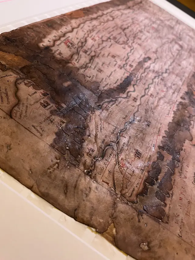 Deutliche Besch&auml;digungen im ersten Segment gerade dort, wo gr&uuml;nes Kupferpigment eingesetzt wurde: Der Fluss in Gallien und Stellen im &Auml;rmelkanal sind l&ouml;chrig.