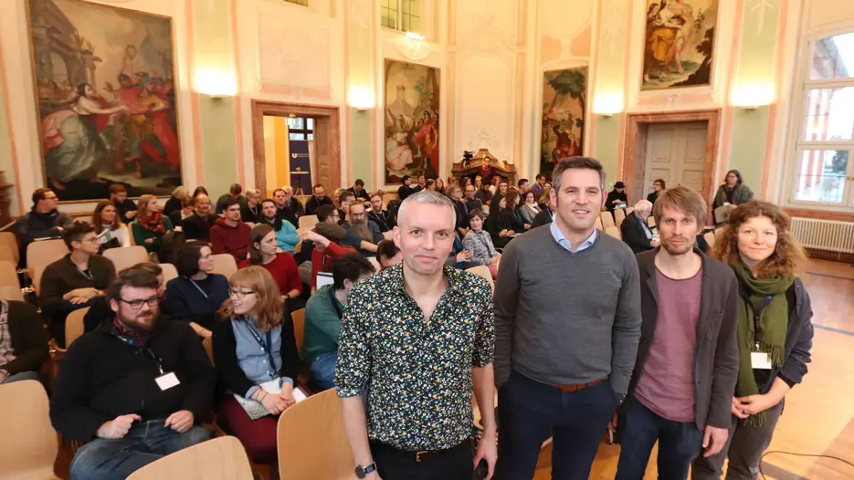 (v.l.) Prof. Dr. Hayden Lorimer von der University of Glasgow eröffnete mit einem Key Note-Vortrag die Tagung „Neue Kulturgeographie“ an der KU, die Prof. Dr. Christian Steiner (Lehrstuhl für Humangeographie) mit seinem Team um Dr. Gerhard Rainer und Verena Schröder für 170 Teilnehmerinnen und Teilnehmer ausrichtet. (Foto: Schulte Strathaus/upd)