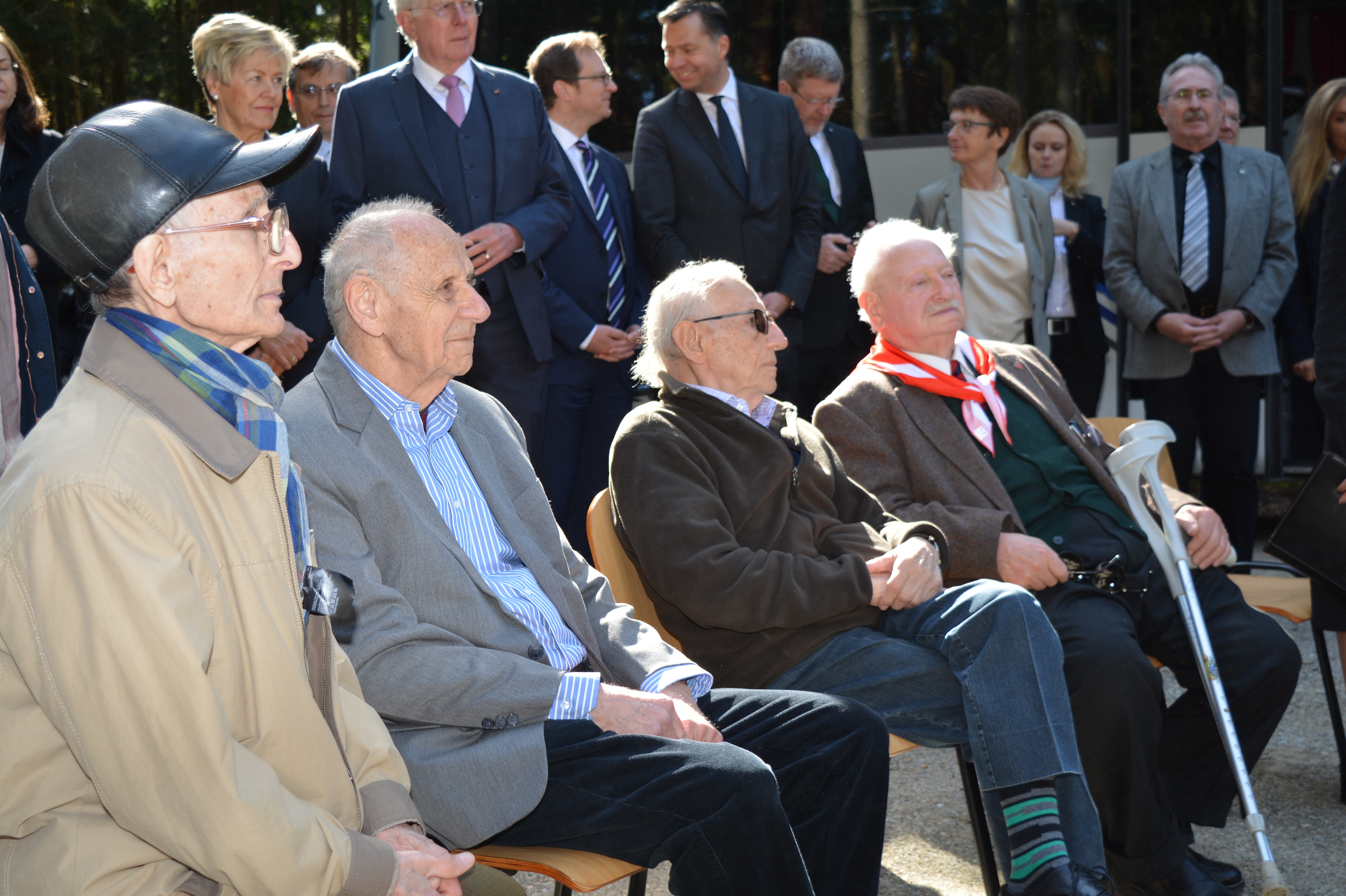 Auch Überlebende des Waldlagers nahmen an der Eröffnung der Gedenkstätte teil.