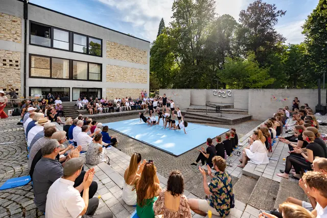 Bei der Feier unter freiem Himmel im Theaton des Eichstätter Campus präsentierten Studierende und Übungsleiterinnen und –leiter akrobatische und tänzerische Showeinlagen. 
