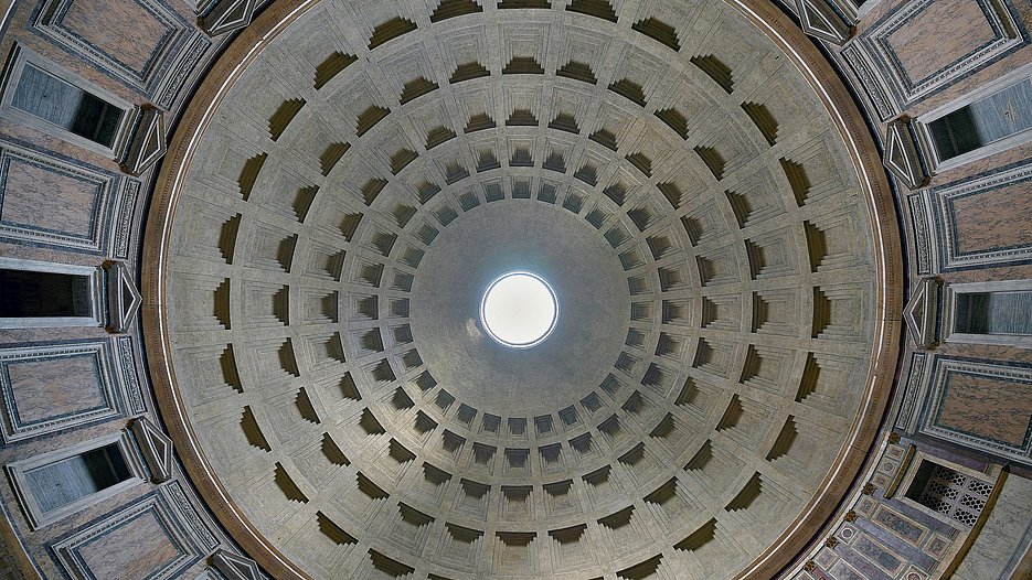 Hier ist ein Bild von der Kuppel des Pantheons in Rom zu sehen, aus der Perspektive eines Besuchers