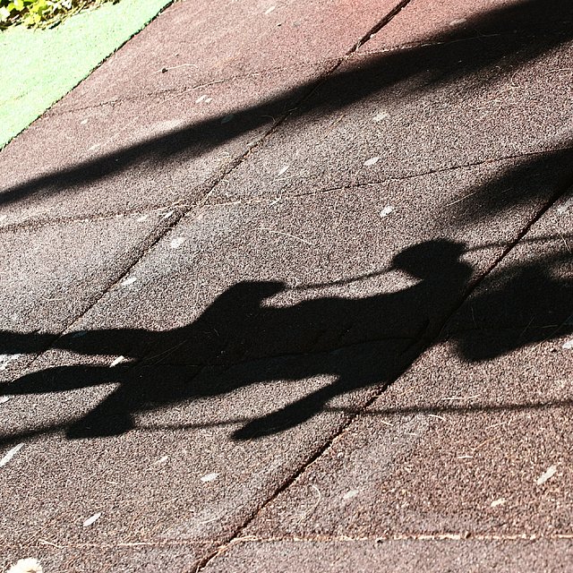 Schatten eines schaukelnden Kindes